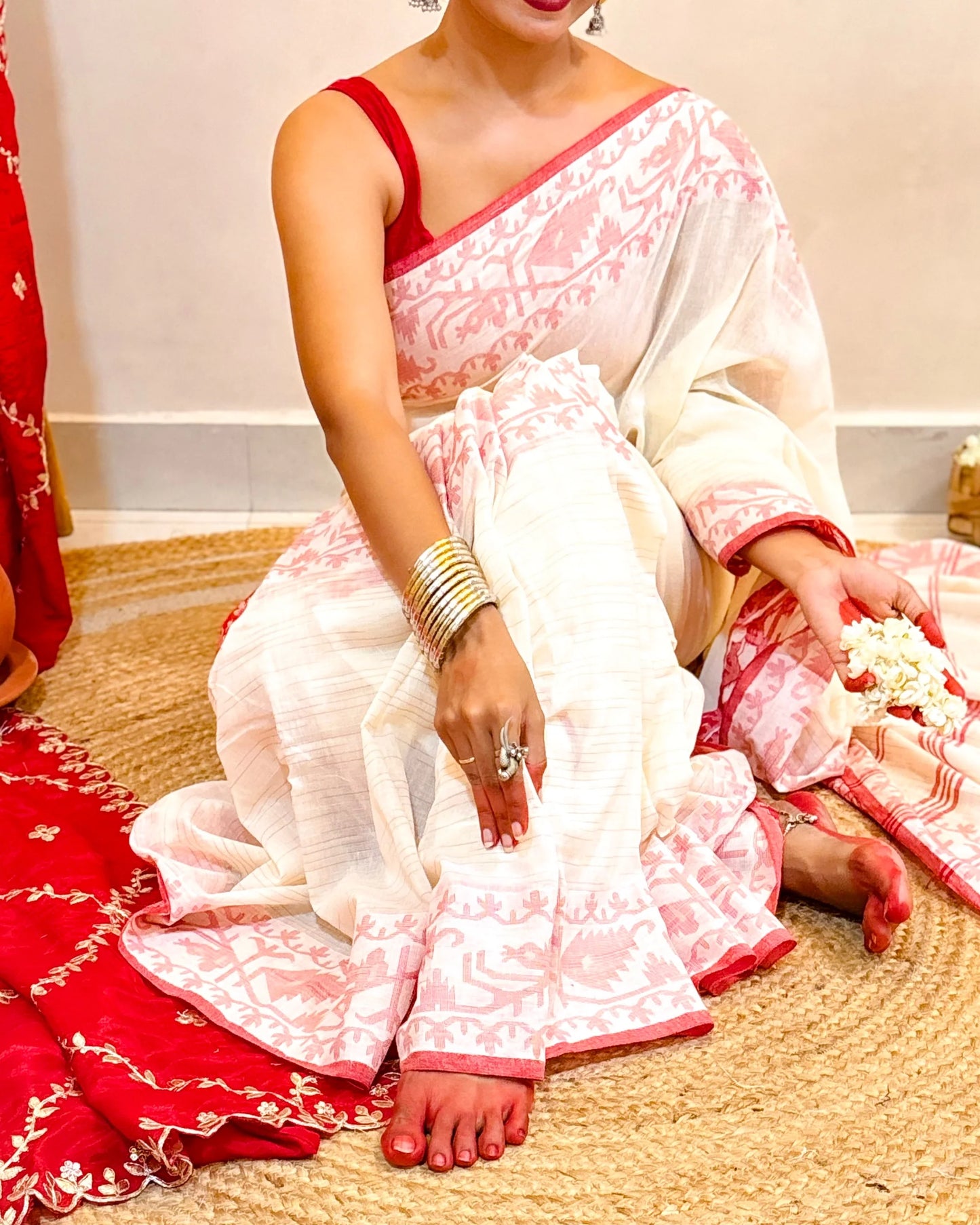 AaMe - Aabha (Laal Sada Saree)