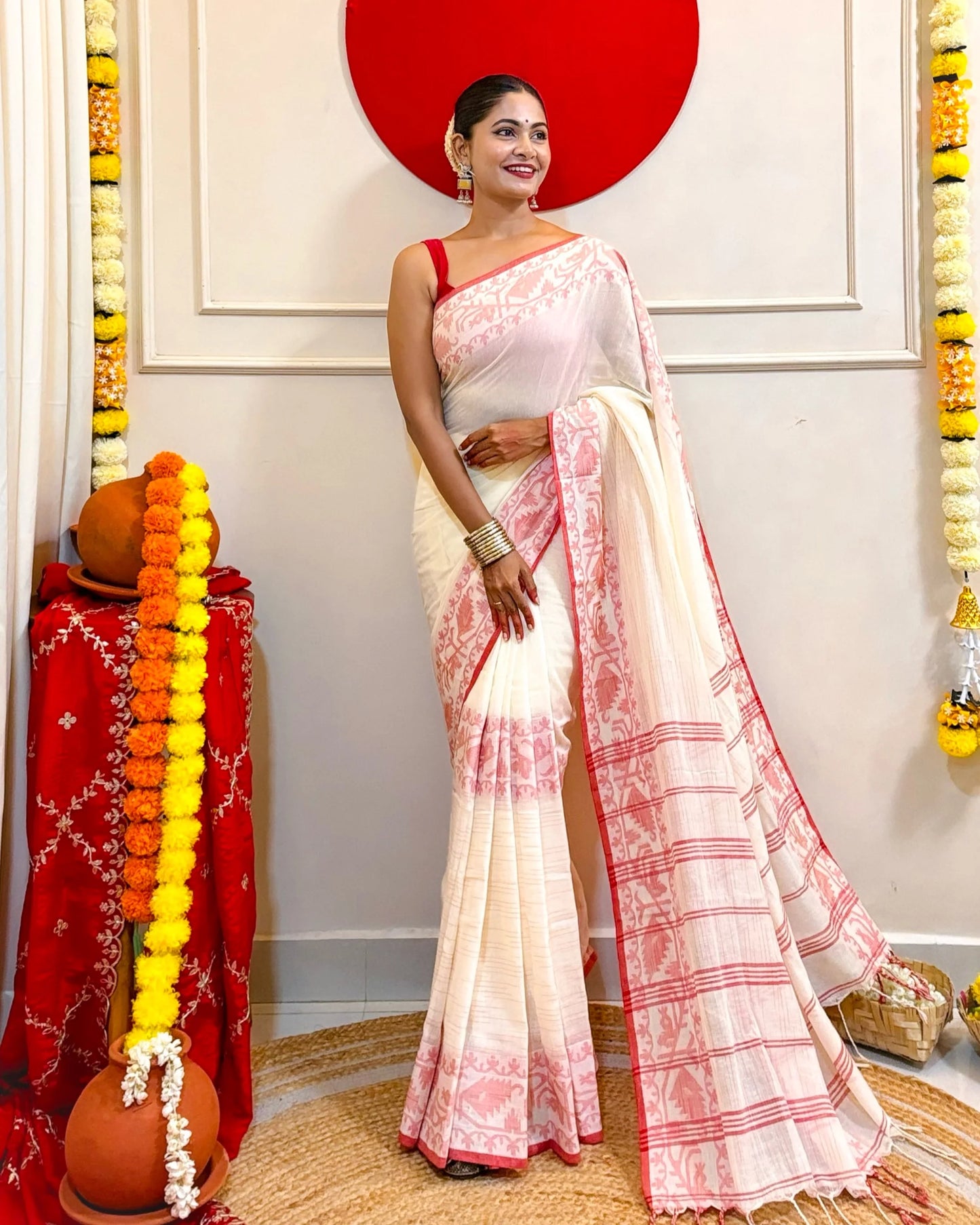 AaMe - Aabha (Laal Sada Saree)