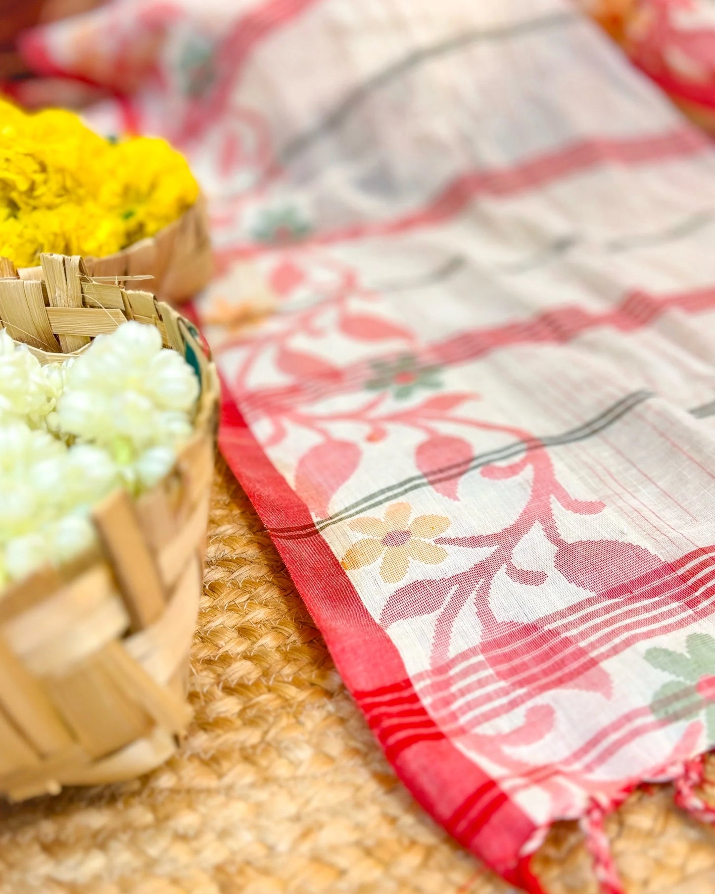 AaMe - Sati (Laal Sada Saree)