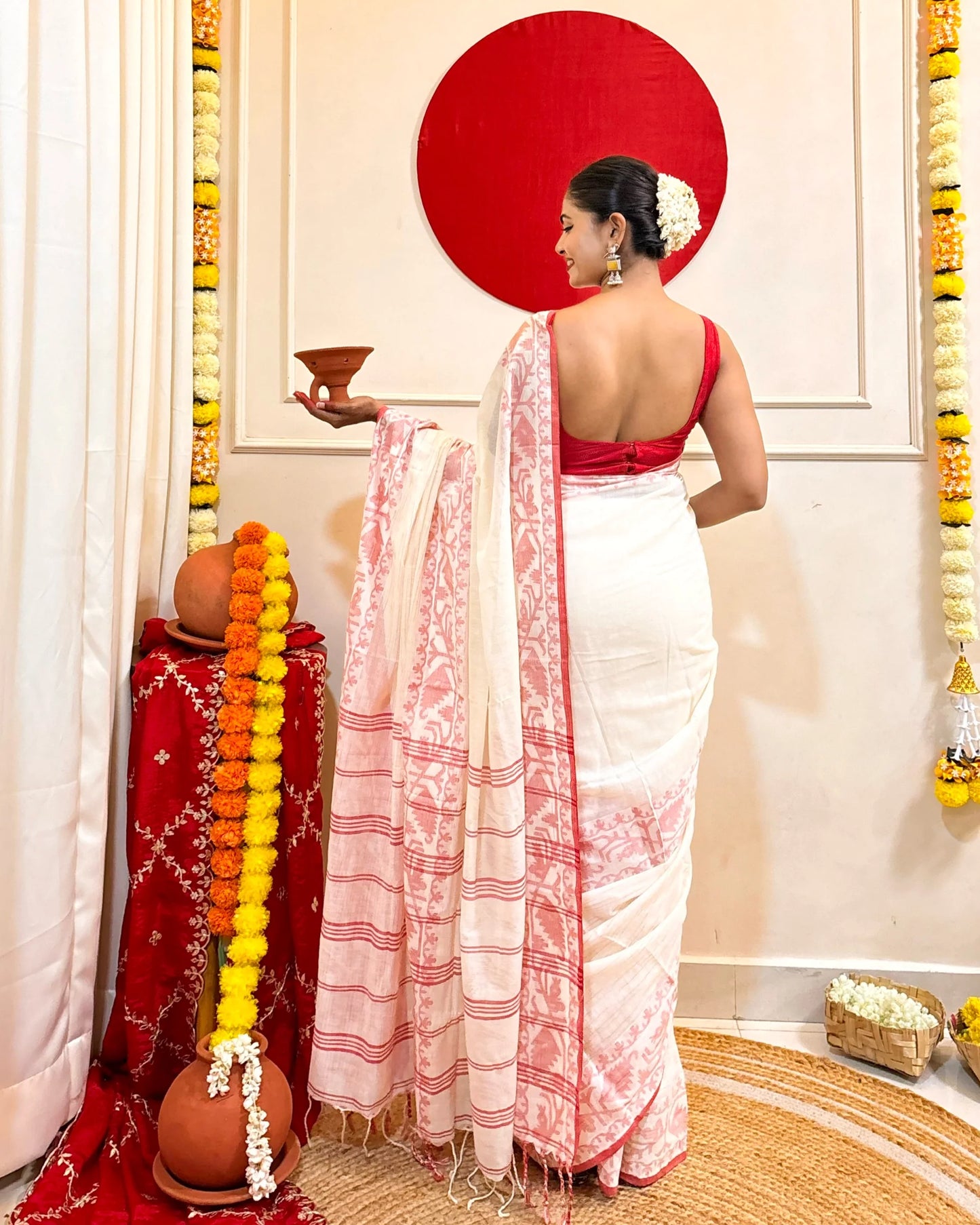 AaMe - Aabha (Laal Sada Saree)