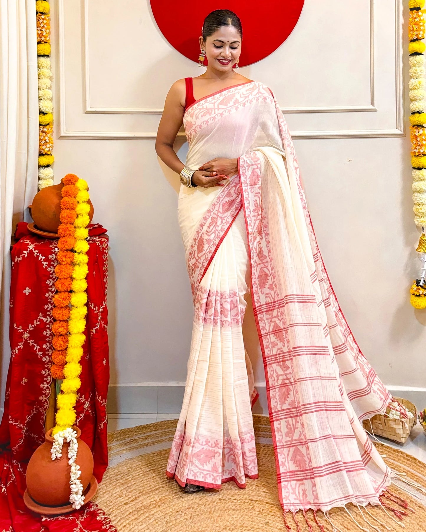 AaMe - Aabha (Laal Sada Saree)